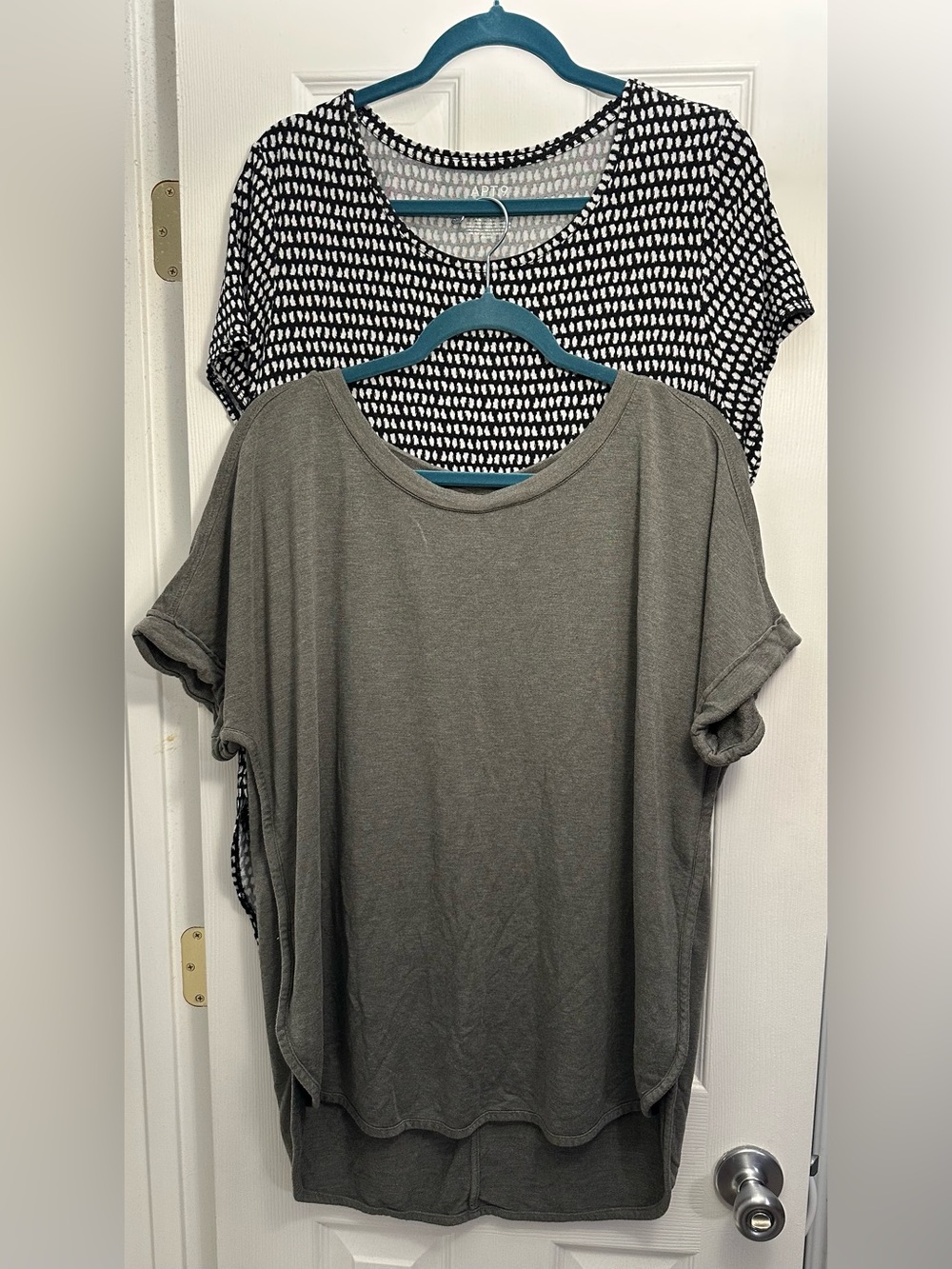 🖤🤍 Bundle of 2: Relaxed Short-Sleeve Tops Size XXL